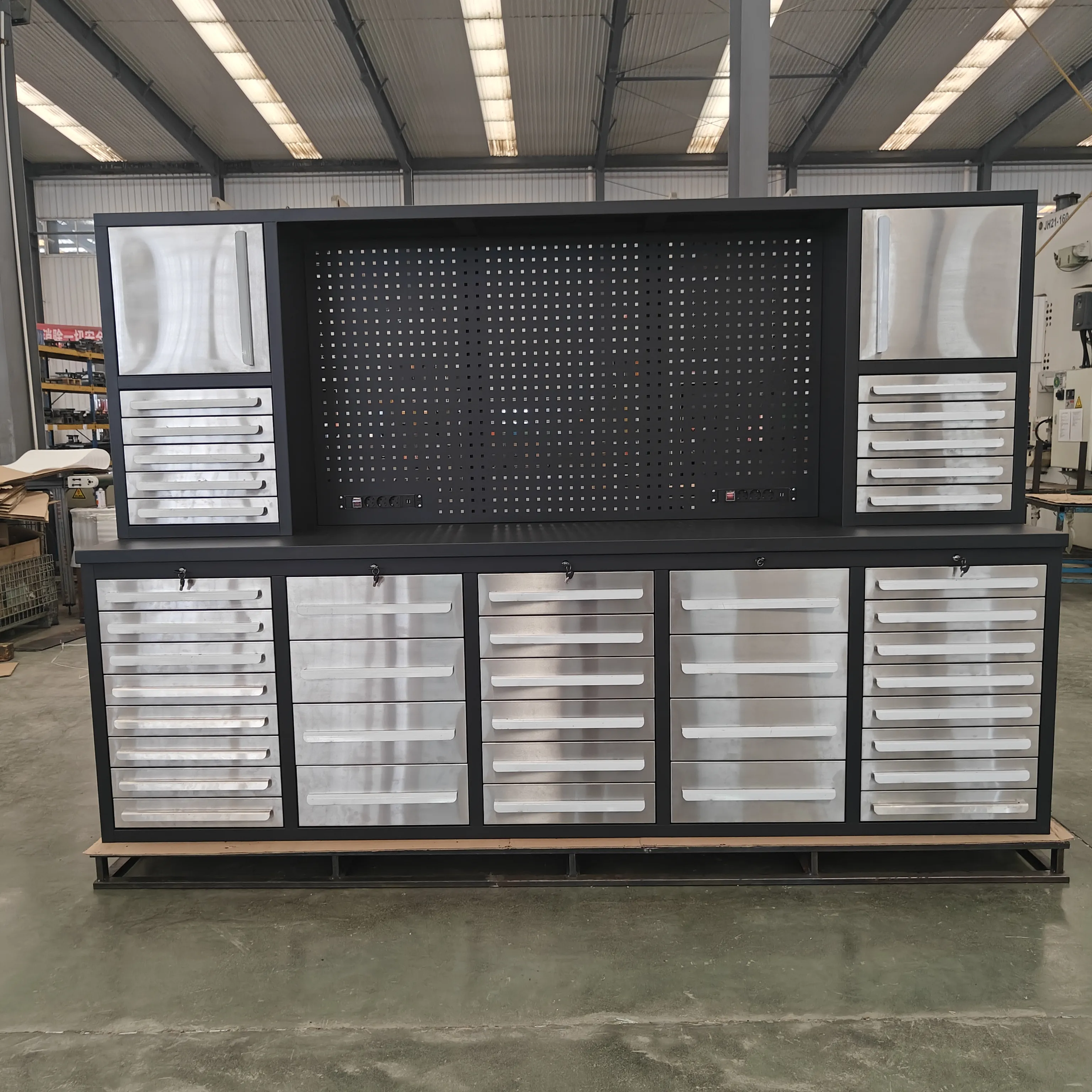 What are the features of a multifunctional multi-drawer workbench?