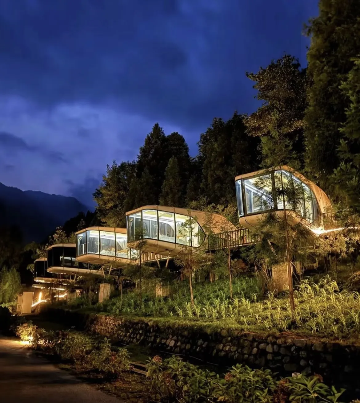 What are the characteristics of modular living capsule house?