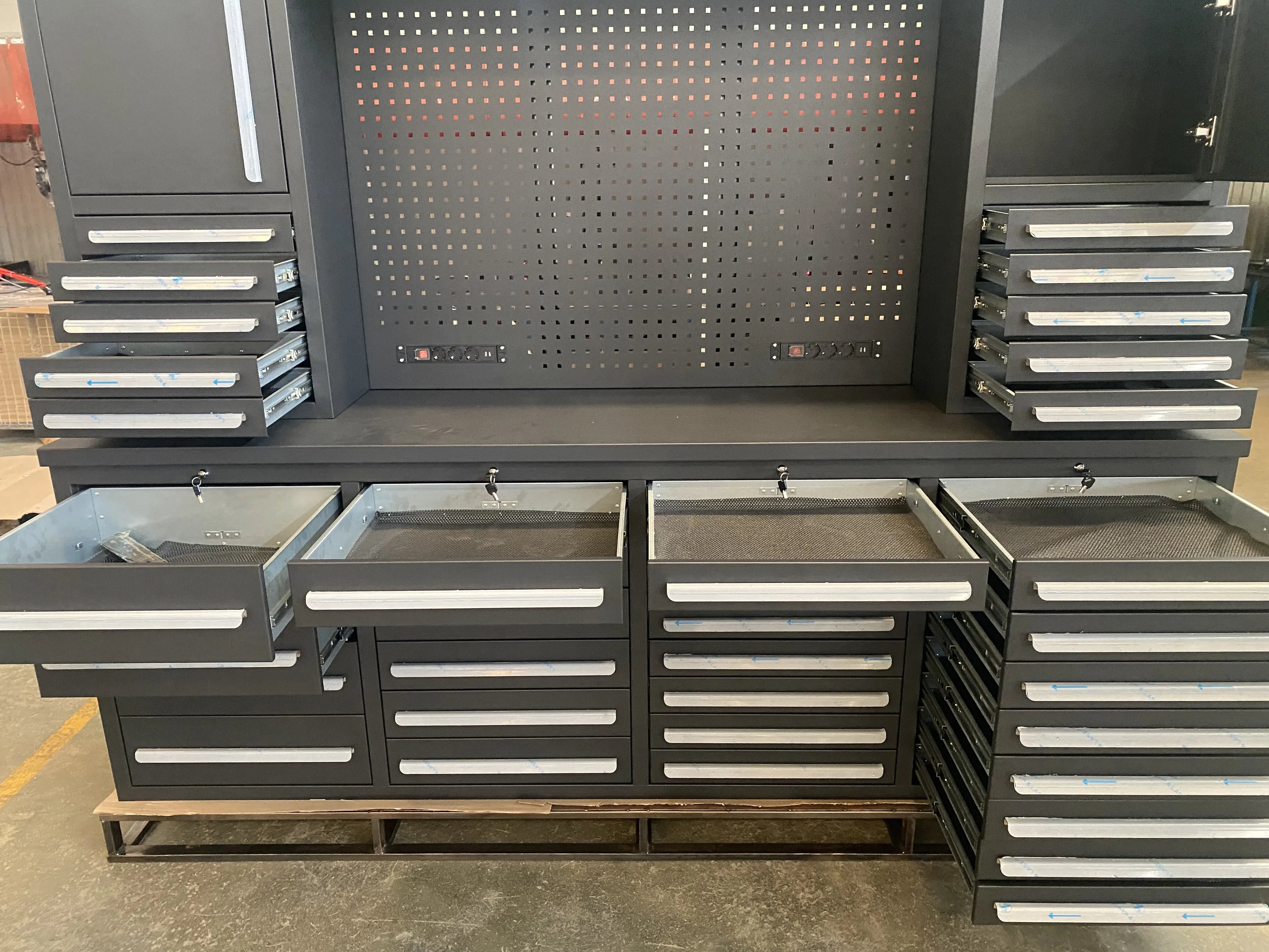 We went to the factory to inspect the quality of tool cabinet.